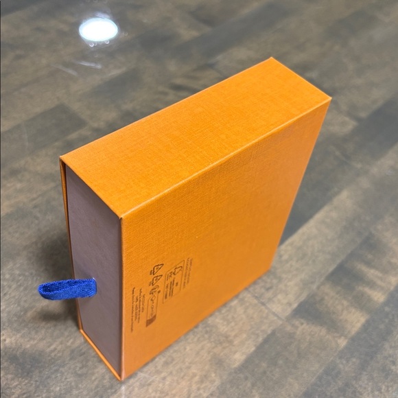 Louis Vuitton Box & Ribbon - Picture 6 of 11